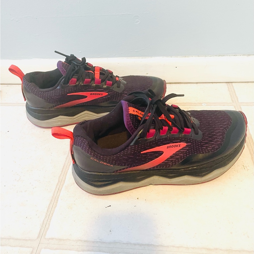 Brooks Caldera Black and Pink Athletic Shoes Sz 8.5